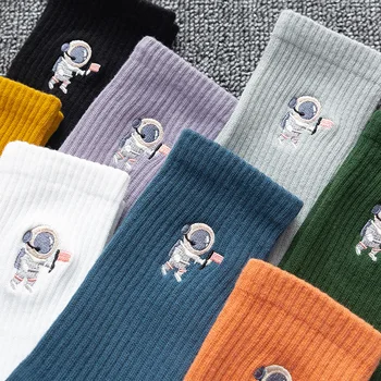 Vyrų ir moterų kojinės juokingas ir mielas astronautas siuvinėjimo kojinės Japonija ir Pietų Korėja tendencijos mados vientisos spalvos kojinių pora